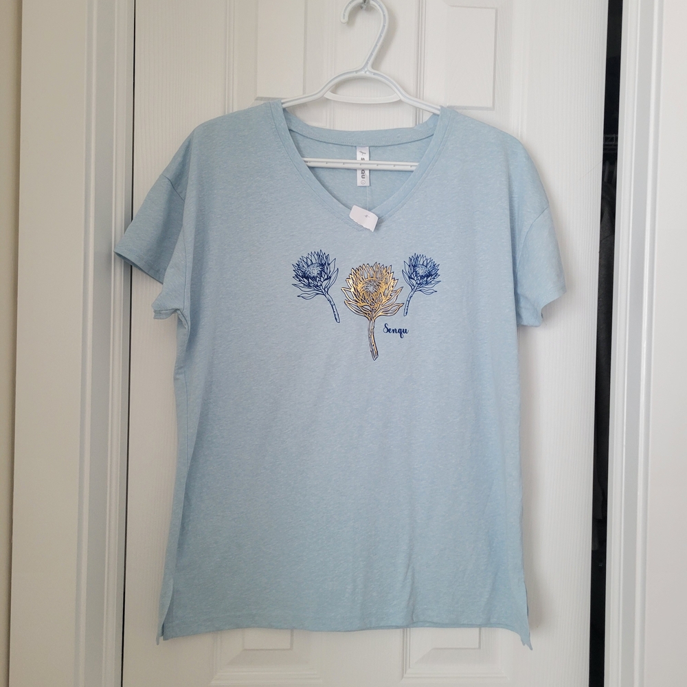 Senqu Light Blue V-Neck Tee with Floral Design Size L